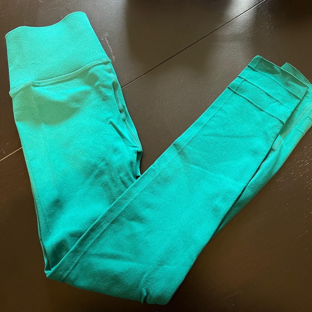 Size medium, fabletics cool sculpt workout yoga pants.